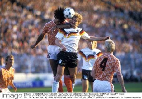 VOELLER Rudi Team Deutschland mit RIJKAARD Frank UEFA Fussball Europameisterschaften 1988 in Deutschland Halbfinale Deutschland-Holland in Hamburg am 21.Juni 1988 