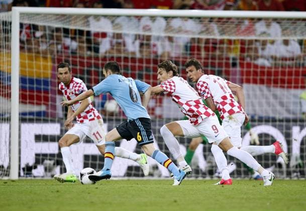 INIESTA Andres Team Spanien mit JELAVIC Nikita UEFA Fussball Europameisterschaften 2012 in Polen und der Ukraine Spiel Nr.21 Kroatien-Spanien 0 : 1 am 18.Juni in Danzig in Polen 