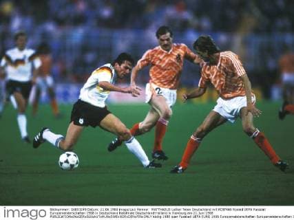 MATTHAEUS Lothar Team Deutschland mit KOEMAN Ronald UEFA Fussball Europameisterschaften 1988 in Deutschland Halbfinale Deutschland-Holland in Hamburg am 21.Juni 1988 