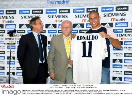 RONALDO, Football player from Brazil and Real Madrid s forward, poses close to Florentino PEREZ and Alfredo DI STEFANO. Santiago Bernabeu Stadium, Madrid. 02-09-2002. (DIG) 