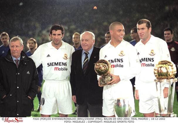 RONALDO, Football player from Brazil and Real Madrid s forward receives Golden Ball close to Luis FIGO, Alfredo DI STEFANO and Zinedine ZIDANE. Real Madrid - FIFA All Stars Centennial Game. Santiago Bernabeu Stadium, Madrid. 18-12-2002. 