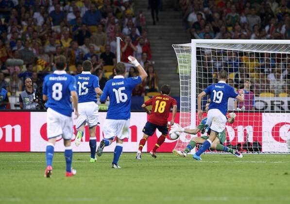 ALBA Jordy Team Spanien Tor durch ALBA Jordi zum 2 : 0 gegen Torwart BUFFON Gianluigi TEAM SPANIEN EUROPAMEISTER 2012 UEFA Fussball Europameisterschaften 2012 in Polen und der Ukraine FINALE Spiel Nr.31 Italien-Spanien 0 : 4 am 01.Juli 2012 in Kiev 