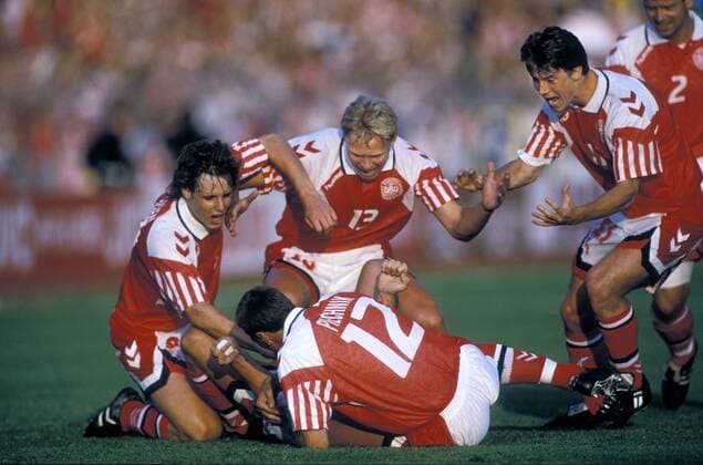 Fußball, EM Finale 1992 in Göteborg, Dänemark - Deutschland 2:0 JENSEN John TEAM DAENEMARK EUROPAMISTER 1992 Jubelum Torschuetzen John Jensen nach seinem Tor zum 1 : 0 UEFA Fussball Europameisterschaften 1992 in Schweden Finale Daenemark-Deutschland in Goeteborg 2 : 0 am 26.06.1992 