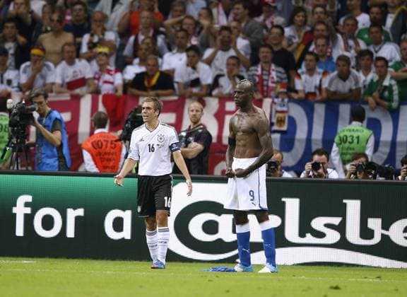 BALOTELLI Mario Team Italien jubelt nach seinem Tor zum 2 : 0 LAHM UEFA Fussball Europameisterschaften 2012 in Polen und der Ukraine Spiel Nr.30 Halbfinale BRD-Italien 1 : 2 am 28.Juni 2012 in Warschau 