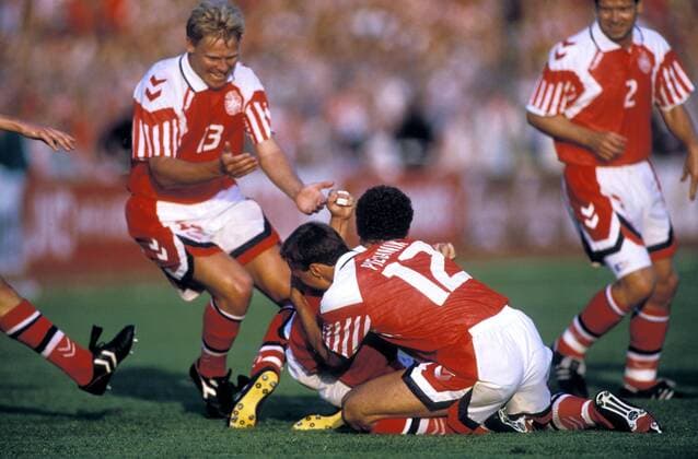 Fußball, EM Finale 1992 in Göteborg, Dänemark - Deutschland 2:0 JENSEN John TEAM DAENEMARK EUROPAMISTER 1992 Jubelum Torschuetzen John Jensen nach seinem Tor zum 1 : 0 UEFA Fussball Europameisterschaften 1992 in Schweden Finale Daenemark-Deutschland in Goeteborg 2 : 0 am 26.06.1992 