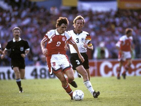 Fußball, EM Finale 1992 in Göteborg, Dänemark - Deutschland 2:0 POVLSEN Flemming Team Daenemark mit BREHME Andreas UEFA Fussball Europameisterschaften 1992 in Schweden Finale Daenemark-Deutschland in Goeteborg 2 : 0 am 26.06.1992 