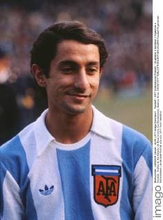 Football - 1977 International Friendly - Argentina 1 Scotland 1 Argentina s Osvaldo Ardiles at the Estadio de Boca Juniors (La Bombonera), Buenos Aires. 18 06 1977 