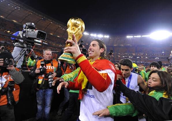 SERGIO RAMOS Team Spanien jubelt nach dem Sieg mit Weltpokal FIFA Fussball Weltmeisterschaft 2010 in Sued Afrika Finale Holland-Spanien in Johannesburg im Soccer City Stadion am 11.07.2010 