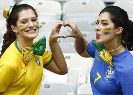 (140708) -- BELO HORIZONTE, July 8, 2014 (Xinhua) -- Brazil s fans pose before a semifinal match of 2014 FIFA World Cup at the Estadio Mineirao Stadium in Belo Horizonte, Brazil, on July 8, 2014.(Xinhua Chen Jianli)(rh) (SP)-BELO HORIZONTE-WORLD CUP 2014-SEMIFINALS- 