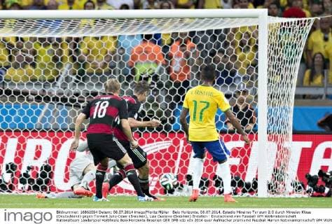 Belo Horizonte, 08.07.2014, Estadio Mineirao Tor zum 2:0 durch Miroslav Klose (Deutschland) gegen Torwart Julio Cesar (Brasilien), Luiz Gustavo (Brasilien) Brasilien - Deutschland mm