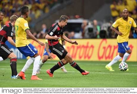 FUSSBALL WM 2014 HALBFINALE Brasilien - Deutschland 08.07.2014 Miroslav Klose (Mitte, Deutschland) trifft zum 0:2 und hat somit 16 WM Treffer auf demKonto