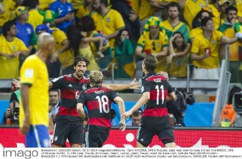 Sami KHEDIRA, DFB 6 Torjubel, Jubel nach dem Tor zum 3-0 mit Toni KROOS, DFB 18 Miroslav KLOSE, 11 DFB Jubel, Freude, Emotionen, Feiern, Lachen, jubelt, freuen, reisst die Arme hoch, ballt die Faust DEUTSCHLAND - BRASILIEN 7-1 FIFA Fussball WM Weltmeisterschaft Halbfinale am 08.07.2014 im Mineirao Stadion von Belo Horizonte, BRASILIEN