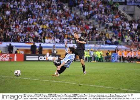 KLOSE Miroslav Team Deutschland schiesst das 4 : 0 fuer Deutschland und das 14 WM tor seiner Karriere mit BURDISSO Nicolas Viertelfinale Argentinien- Deutschland 4 : 0 FIFA Fussball Weltmeisterschaften 2010 in Sued Afrika Argentinien - Deutschland am 03. Juli 2010 im Green Point Stadion in Kapstadt 