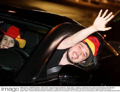 08.07.2014 , Duisburg , Deutsche Fans jubeln stundenlang auf den Straßen nach dem Erfolg der deutschen Nationalmannschaft im Halbfinale der WM Weltmeisterschaft. Autokorso Jubel Fahnen Flaggen Schals Fans Feier jubeln feiern.