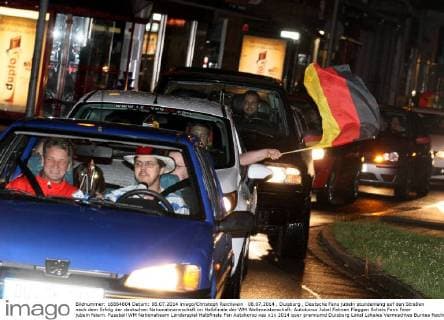 08.07.2014 , Duisburg , Deutsche Fans jubeln stundenlang auf den Straßen nach dem Erfolg der deutschen Nationalmannschaft im Halbfinale der WM Weltmeisterschaft. Autokorso Jubel Fahnen Flaggen Schals Fans Feier jubeln feiern.