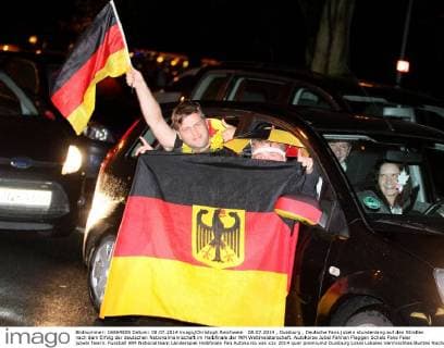 08.07.2014 , Duisburg , Deutsche Fans jubeln stundenlang auf den Straßen nach dem Erfolg der deutschen Nationalmannschaft im Halbfinale der WM Weltmeisterschaft. Autokorso Jubel Fahnen Flaggen Schals Fans Feier jubeln feiern.