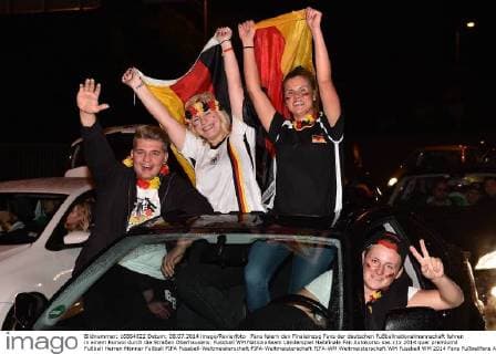 Fans feiern den Finaleinzug Fans der deutschen Fußballnationalmannschaft fahren in einem Konvoi durch die Straßen Oberhausens.