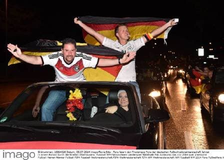 Fans feiern den Finaleinzug Fans der deutschen Fußballnationalmannschaft fahren in einem Konvoi durch die Straßen Oberhausens.