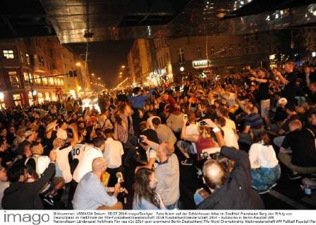 Fans feiern auf der Schönhauser Allee im Stadtteil Prenzlauer Berg den Erfolg von Deutschland im Halbfinale der Fifa-Fussballweltmeisterschaft 2014 Fussballweltmeisterschaft 2014 - Autokorso in Berlin