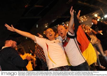 Fans feiern auf der Schönhauser Allee im Stadtteil Prenzlauer Berg den Erfolg von Deutschland im Halbfinale der Fifa-Fussballweltmeisterschaft 2014 Fussballweltmeisterschaft 2014 - Autokorso in Berlin