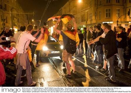 Fans feiern auf der Schönhauser Allee im Stadtteil Prenzlauer Berg den Erfolg von Deutschland im Halbfinale der Fifa-Fussballweltmeisterschaft 2014 Fussballweltmeisterschaft 2014 - Autokorso in Berlin