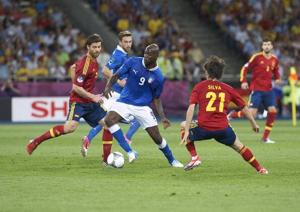 BALOTELLI Mario Team Italien mit XABI und SILVA TEAM SPANIEN EUROPAMEISTER 2012 UEFA Fussball Europameisterschaften 2012 in Polen und der Ukraine FINALE Spiel Nr.31 Italien-Spanien 0 : 4 am 01.Juli 2012 in Kiev 