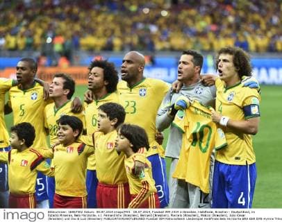 08.07.2014, Fussball WM 2014 in Brasilien, Halbfinale, Brasilien - Deutschland, im Estadio Mineirao, Belo Horizonte. v.l. Fernandinho (Brasilien), Bernard (Brasilien), Marcelo (Brasilien), Maicon (Brasilien), Julio Cesar (Brasilien) und David Luiz (Brasilien) 