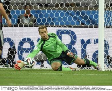 08.07.2014, Fussball WM 2014 in Brasilien, Halbfinale, Brasilien - Deutschland, im Estadio Mineirao, Belo Horizonte. Torwart Manuel Neuer (Deutschland) fängt den Ball sicher. 