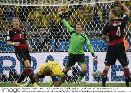 08.07.2014, Fussball WM 2014 in Brasilien, Halbfinale, Brasilien - Deutschland, im Estadio Mineirao, Belo Horizonte. v.l. Bastian Schweinsteiger (Deutschland), Maicon (Brasilien), Torwart Manuel Neuer (Deutschland) und Benedikt Höwedes (Deutschland). 