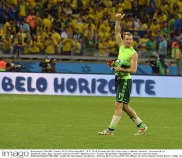 08.07.2014, Fussball WM 2014 in Brasilien, Halbfinale, Brasilien - Deutschland, im Estadio Mineirao, Belo Horizonte. schöner Himmel - Belo Horizonte - Torwart Manuel Neuer (Deutschland) freut sich nach dem Spiel. 