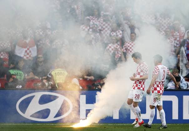 RAKITIC Ivan mit VUKOJEVIC Ognjen Team Kroatien BENGALISCHER Feuerkoerper Rauch vom Bengalischem Feuer UEFA Fussball Europameisterschaften 2012 in Polen und der Ukraine Spiel Nr.13 Italien - Kroatien 1 : 1 am 14.Juni in Poznan 