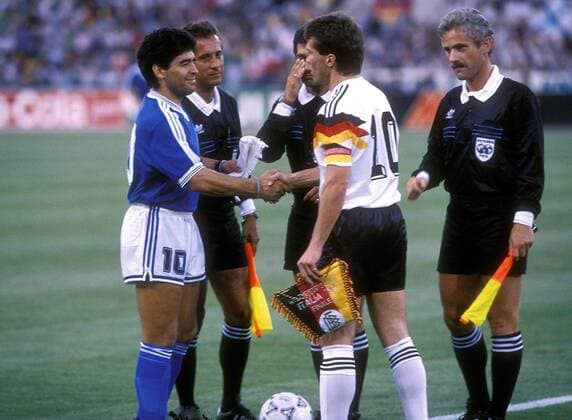 MATTHÄUS MATTHAEUS Lothar und MARADONA Diego Armando FIFA Fussball Weltmeisterschaften 1990 in Italien Finale Deutschland-Argentinien 1 : 0 am 08.07.1990 