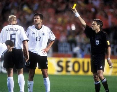 BALLACK Michael bekomt die gelbe Karte durch Schiedsrichter MEIER Urs SUI FIFA Fussball Weltmeisterschaften 2002 in JAPAN_KOREA HALBFINALE Halbfinalspiel Deutschland-Sued Korea in Seoul Fussball am 25.Juni 2002 in Seoul 
