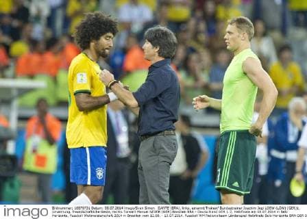 DANTE (BRA), links, umarmt Trainer Bundestrainer Joachim Jogi LOEW (LÖW) (GER)), Umarmung, freundschaftliche Geste, rechts Torwart Manuel NEUER (GER) Brasilien BRA - Deutschland GER 1:7, Halbfinale am 08.07.2014 in Belo Horizonte, Fussball Weltmeisterschaft 2014 in Brasilien vom 12.06. - 13.07.2014.