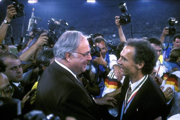 BECKENBAUER Franz Trainer Team Deutschland mit Bundeskanzler KOHL Helmuth nach dem Sieg FIFA Fussball Weltmeisterschaften 1990 in Italien Finale Deutschland-Argentinien 1 : 0 am 08.07.1990 