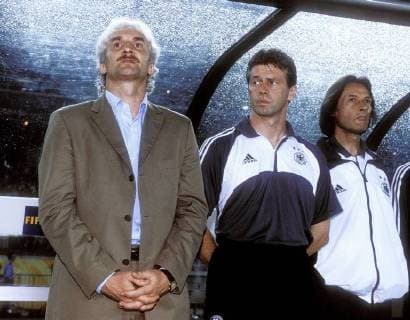 VOELLER Rudi Trainer Team Deutschland mit Co-Trainer Skibbe Michael FIFA Fussball Weltmeisterschaften 2002 in JAPAN KOREA FINALE Finalspiel Deutschland-Brasilien 0 : 2 in Tokyo Fussball Team Deutschland am 30.06.2002 in Tokyo 