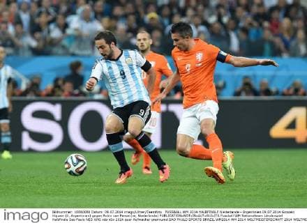 FUSSBALL WM 2014 HALBFINALE Niederlande - Argentinien 09.07.2014 Gonzalo Higuain (li, Argentinien) gegen Robin van Persie (re, Niederlande)