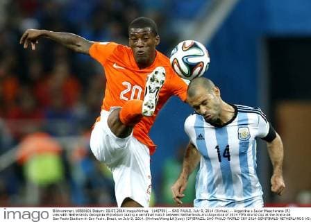 (140709) -- SAO PAULO, July 9, 2014 (Xinhua) -- Argentina s Javier Mascherano (R) vies with Netherlands Georginio Wijnaldum during a semifinal match between Netherlands and Argentina of 2014 FIFA World Cup at the Arena de Sao Paulo Stadium in Sao Paulo, Brazil, on July 9, 2014. (Xinhua Wang Lili)(pcy) (SP)BRAZIL-SAO PAULO-WORLD CUP 2014-SEMIFINALS-NETHERLANDS VS ARGENTINA 