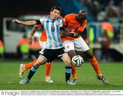 SAO PAULO, SP - 07 09 2014: NETHERLANDS vs ARGENTINA - Lionel MESSI Argentina dispute Bruno MARTINS INDI ball during the match between Netherlands Netherlands v Argentina, valid for the semifinal of the World Cup, held in the Corinthians Arena. ( x(725)xMarceloxMachadoxdexMelox x  (25489)