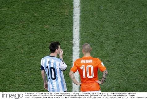 (140709) -- SAO PAULO, July 9, 2014 (Xinhua) -- Netherlands Wesley Sneijder and Argentina s Lionel Messi react during a semifinal match between Netherlands and Argentina of 2014 FIFA World Cup at the Arena de Sao Paulo Stadium in Sao Paulo, Brazil, on July 9, 2014. (Xinhua Liao Yujie)(rh) (SP)BRAZIL-SAO PAULO-WORLD CUP 2014-SEMIFINALS-NETHERLANDS VS ARGENTINA 