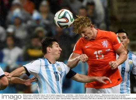 (140709) -- SAO PAULO, July 9, 2014 (Xinhua) -- Netherlands Dirk Kuyt competes for a header with Argentina s Lionel Messi during a semifinal match between Netherlands and Argentina of 2014 FIFA World Cup at the Arena de Sao Paulo Stadium in Sao Paulo, Brazil, on July 9, 2014. (Xinhua Wang Yuguo)(rh) (SP)BRAZIL-SAO PAULO-WORLD CUP 2014-SEMIFINALS-NETHERLANDS VS ARGENTINA 