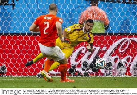 Ron VLAAR, NL 2 verschiesst gegen Sergio ROMERO, ARG 1 Elfmeterschiessen, 11m, Strafstoss, Strafe, Elfmeter, Strafstoß ,Aktion, Einzelbild, Torschuss ARGENTINIEN - NIEDERLANDE 4-2 nach Elfmeterschiessen FIFA Fussball WM Weltmeisterschaft Halbfinale am 09.07.2014 im Stadion von Sao Paulo, BRASILIEN