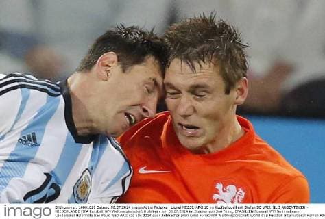 Lionel MESSI, ARG 10 im Kopfballduell mit Stefan DE VRIJ, NL 3 ARGENTINIEN - NIEDERLANDE FIFA Fussball WM Weltmeisterschaft Halbfinale am 09.07.2014 im Stadion von Sao Paulo, BRASILIEN
