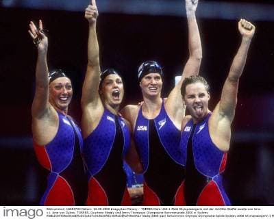TORRES Dara USA 1.Platz Olympiasiegerin mit der 4x100m Staffel zweite von links v.l. Ama von Dyken, TORRES, Courtney Shealy und Jenny Thompson Olympische Sommerspiele 2000 in Sydney 