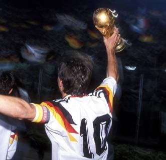 MATTHÄUS MATTHAEUS Lothar mit Weltcup auf der Ehrenrunde FIFA Fussball Weltmeisterschaften 1990 in Italien Finale Deutschland-Argentinien 1 : 0 am 08.07.1990 
