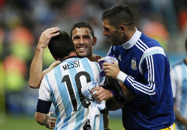 Lionel Messi, Maximiliano Rodriguez, Mariano Andujar - Jubelnde Argentinien-Spieler nach dem Halbfinale. Sao Paulo, FIFA Fussball WM 2014.
