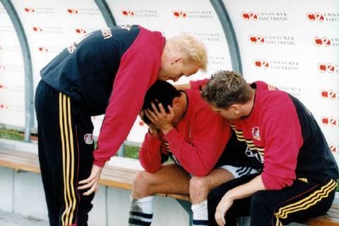 SpVgg Unterhaching - Bayer Leverkusen: Carsten Ramelow (li.) und Torben Hoffmann (re.) trösten Michael Ballack (alle Leverkusen) nach dem verpatzten Saisonfinale