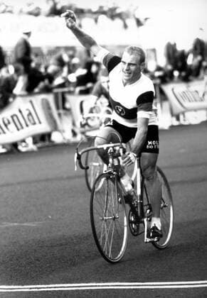 Straßenrad-WM auf dem Nürburgring, Einzelrennen der Profis: Sieger Rudi Altig (BR Deutschland) jubelt
