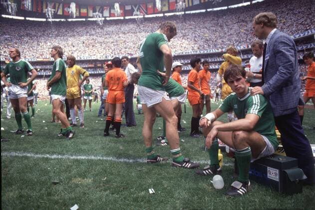 WM 86 in Mexico: Argentinien - Deutschland 3:2 WM Endspiel am 29.06.1986 in Mexico City enttäuschte deutsche Spieler nach der Niederlage (v.L. Dieter Hoeness, Eder, Immel, Briegel, Schumacher, Berthold, Co-Trainer Vogts) HM