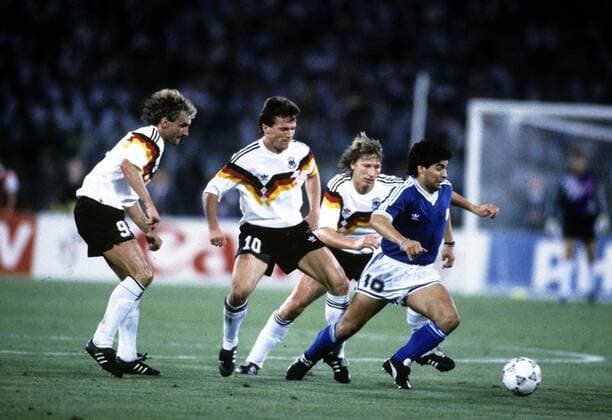 Fussball Weltmeisterschaft 1990: Endspiel Deutschland-Argentinien in Rom. Diego Armando Maradona Aktion gegen v.l.: Rudi Völler, Lothar Matthäus und Guido Buchwald. HM